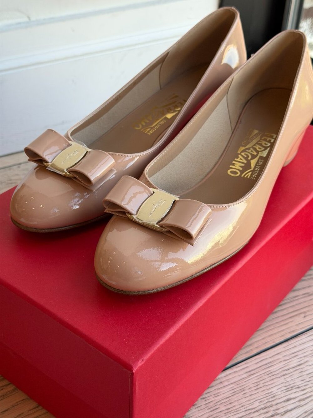 Ferragamo Vara pump, brand new, size 8 C
